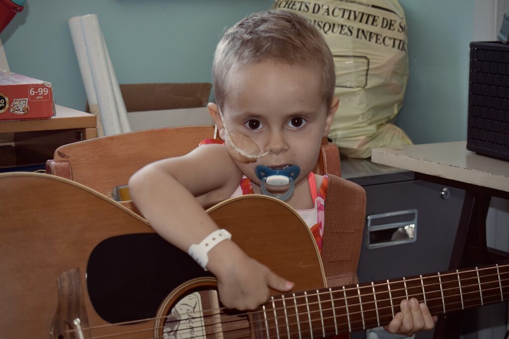 Chloé avec la guitare