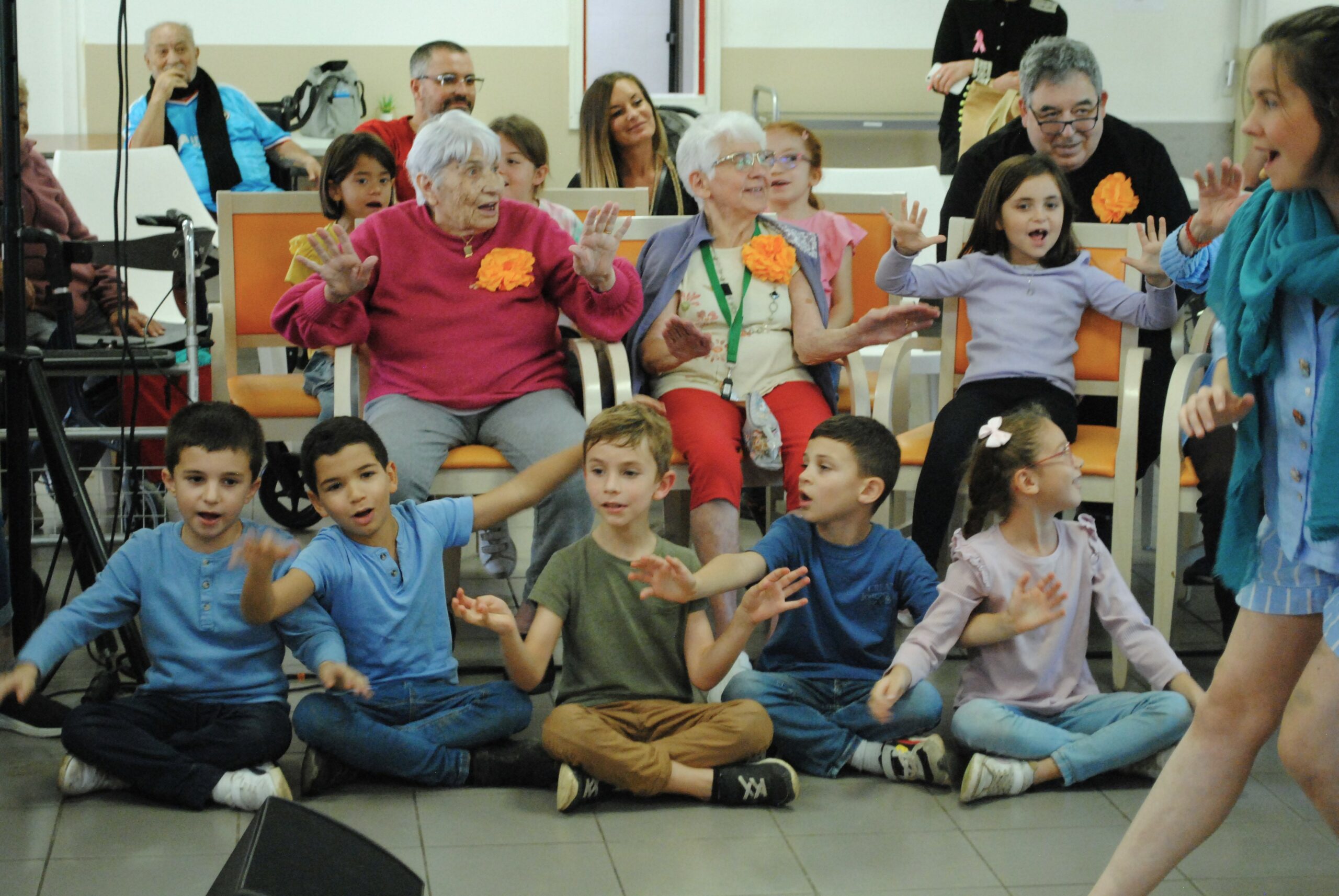 On chante ensemble dans l'EHPAD à Arles